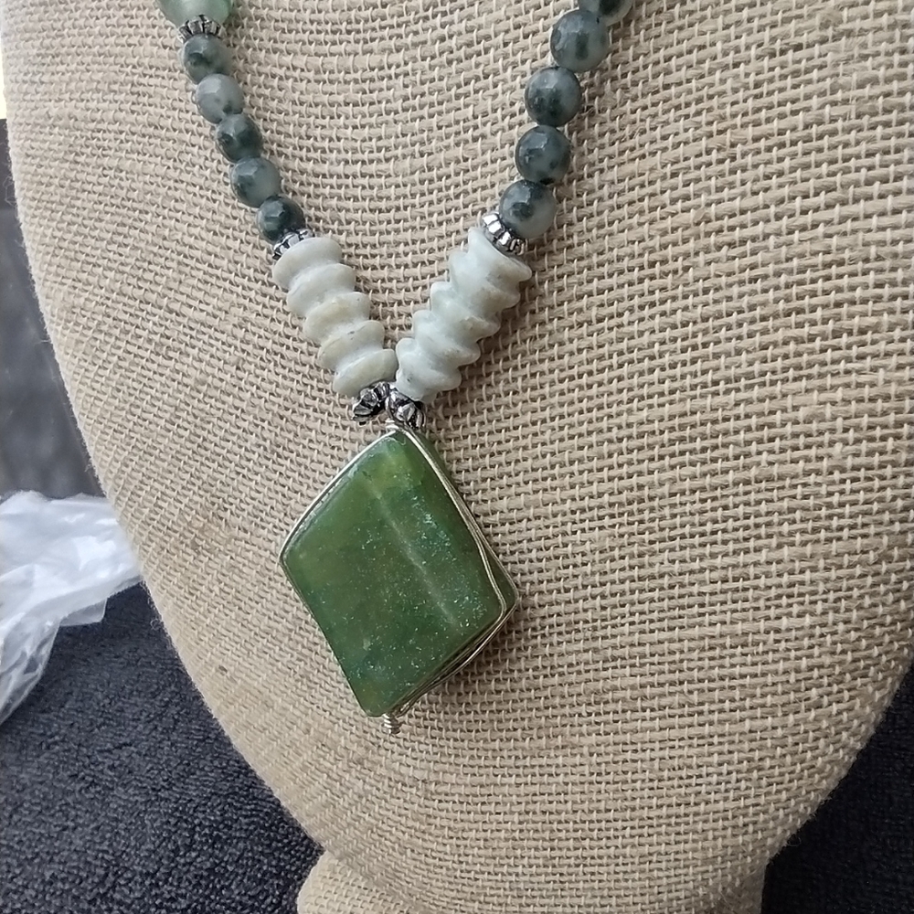 Handmade Vintage Jade and Green Bead Necklace - Picture 3 of 7